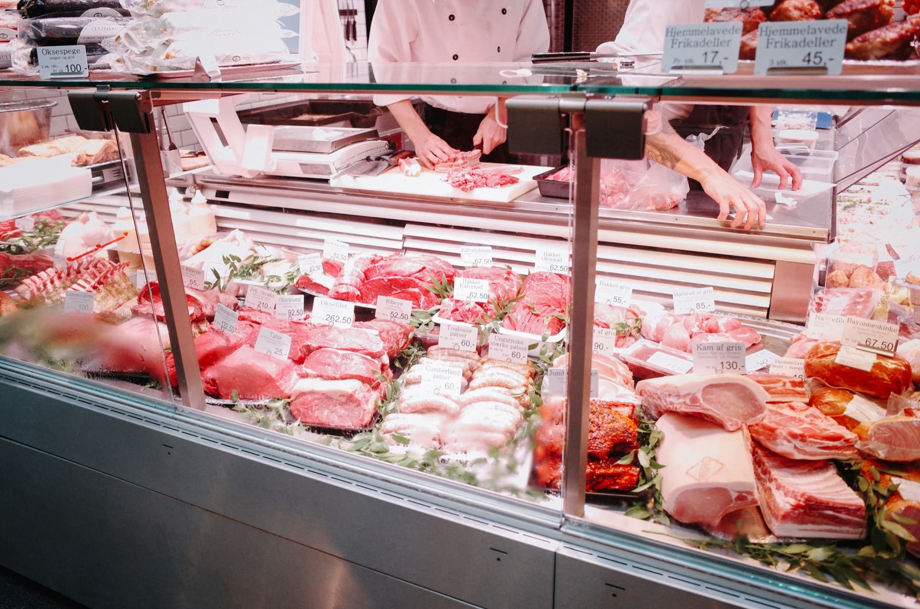 Comptoir d'une boucherie artisanale garni de viandes et charcuteries